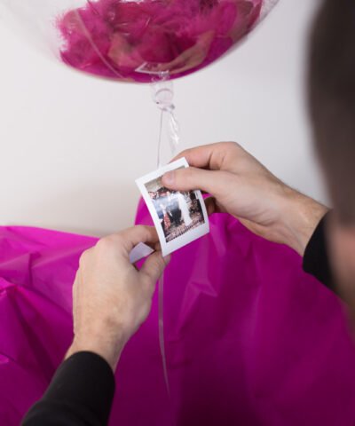 Balon z helem i piórkami w pudełku – Wspomnienie