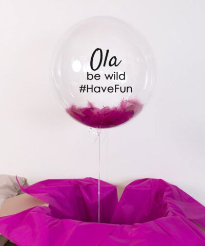 Przezroczysty balon z helem i piórami  – Be Wild Have Fun