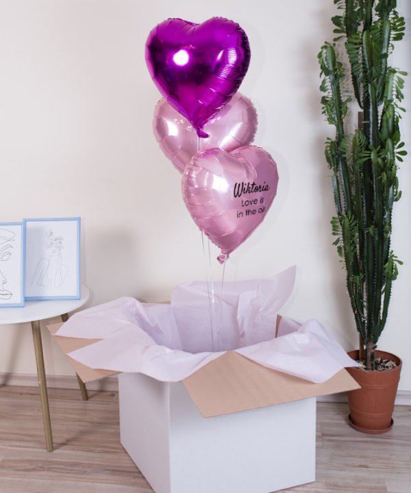 Trzy różowe balony z imieniem i napisem LOVE IS IN THE AIR