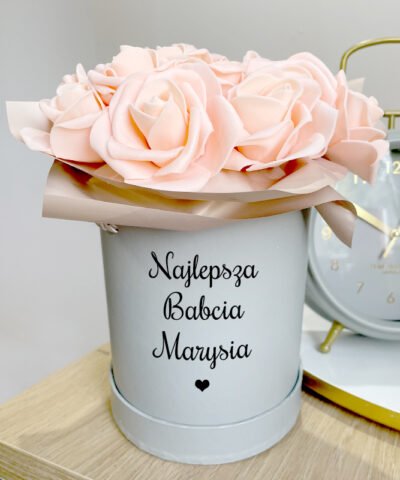 Flower box dla Babci Róże brzoskwiniowe – Najlepsza Babcia