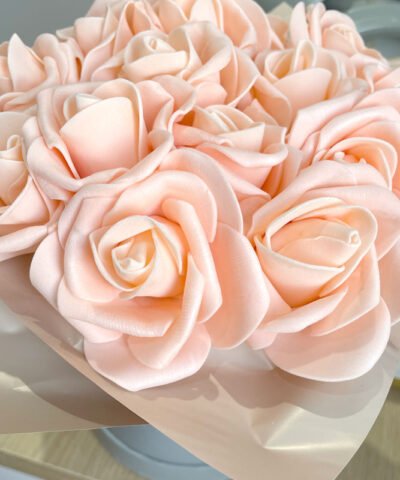 Flower box dla Babci Róże brzoskwiniowe – Najlepsza Babcia