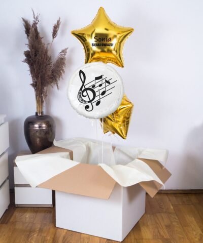 Prezent dla fana muzyki z imieniem – balony z helem w pudełku