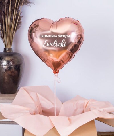 Prezent z okazji I Komunii z imieniem – balon serce z helem w pudełku