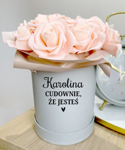 Piękny flower box z różami i personalizacją na prezent – Cudownie, że jesteś
