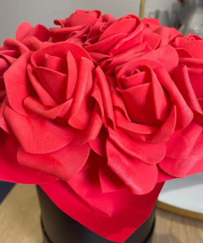 Flower box na prezent dla Babci – czerwone róże BABCIA ROKU