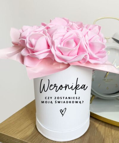 Flower box z różowymi różami – prośba do ŚWIADKOWEJ
