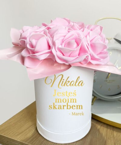Wyjątkowy prezent dla kobiety – Kwiaty w pudełku z personalizacją Skarb