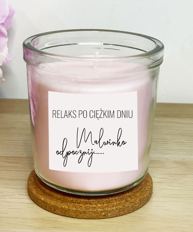 Różowa świeca zapachowa z imieniem na prezent – Odpocznij