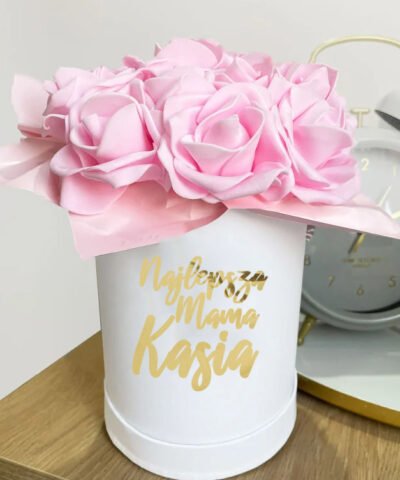 Kwiaty dla mamy we flower boxie z jej imieniem – Najlepsza