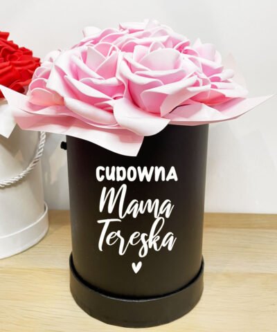 Personalizowany prezent dla Mamy – kwiaty w boxie z imieniem Pink Roses