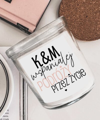Nowoczesny prezent na ślub – Personalizowana świeca PODRÓŻ