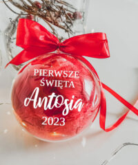 Prezent na pierwsze święta dla dziecka - bombka z imieniem RED