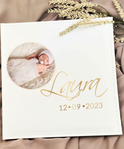 Biały album na zdjęcia noworodka z personalizacją i zdjęciem na okładce