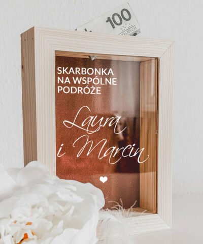 Skarbonka dla młodej pary na podróże – prezent z personalizacją