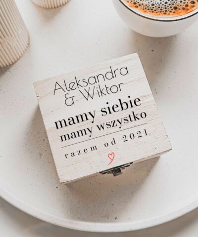 Zestaw zdjęć w drewnianym pudełeczku z personalizacją MAMY SIEBIE