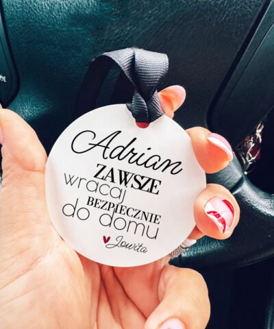 Prezent do auta dla mężczyzny – zawieszka na lusterko WRACAJ BEZPIECZNIE