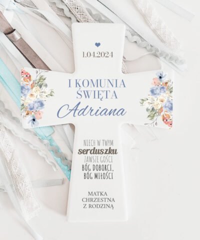 Ramka krzyż na Komunię dla chłopca z personalizacją KWIATY