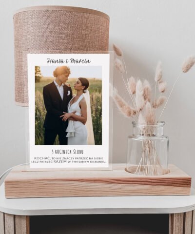 Personalizowany prezent na 5 rocznicę ślubu – Statuetka z wazonem