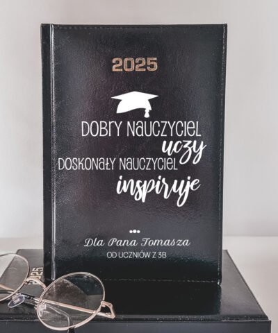 Praktyczny prezent dla nauczyciela – kalendarz DOSKONAŁY