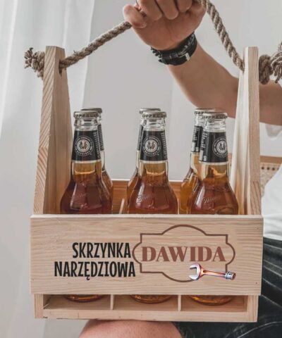 Drewniane nosidełko na piwo z nadrukiem na prezent – Skrzynka Narzędziowa