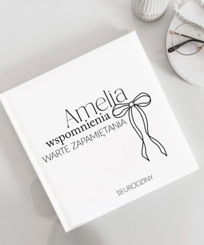 Minimalistyczny prezent z kokardą na 18 urodziny – album z imieniem na zdjęcia