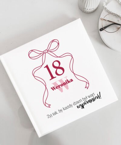 Personalizowany album na zdjęcia prezent na 18 urodziny – Kokarda