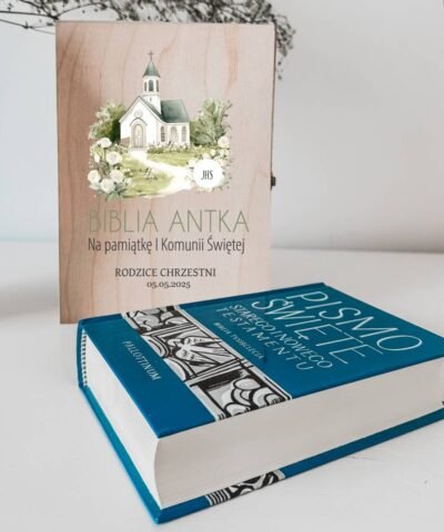 Biblia w drewnianej szkatułce z dedykacją z okazji Komunii Świętej – Kościółek
