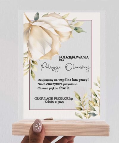 Statuetka kwiat z personalizacją – elegancki prezent na emeryturę