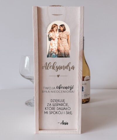 Drewniana skrzynka na wino ze zdjęciem – pamiątka i podziękowanie dla Świadkowej