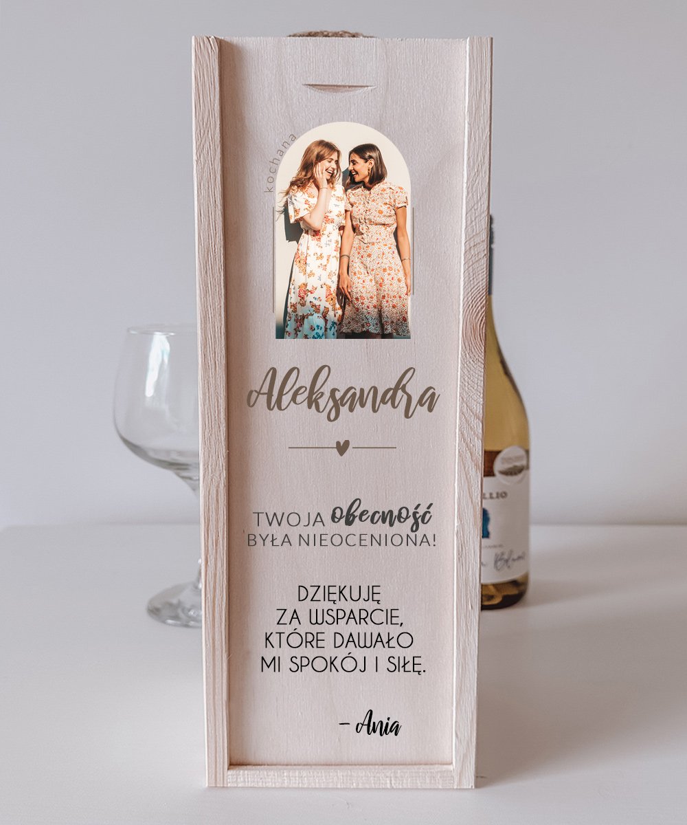 Drewniana skrzynka na wino ze zdjęciem – pamiątka i podziękowanie dla Świadkowej