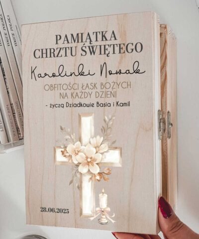 Biblia z nadrukiem w drewnianym pudełku na prezent z okazji Chrztu Świętego – Krzyż i Świeca
