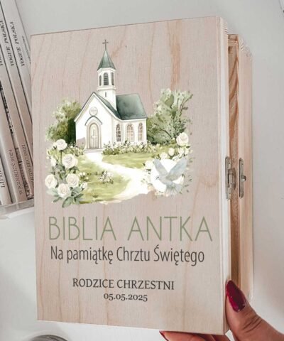 Biblia z nadrukiem w drewnianym pudełku PREZENT z okazji Chrztu Świętego – Kościółek