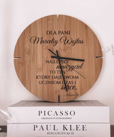 Praktyczny prezent dla nauczyciela – personalizowany zegar