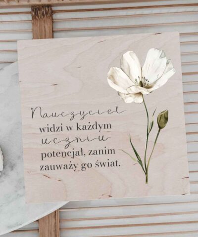Prezent dla nauczyciela – drewniane pudełko z życzeniami KWIAT