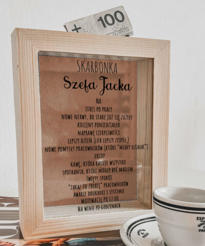 Zabawny prezent dla szefa – skarbonka z imieniem