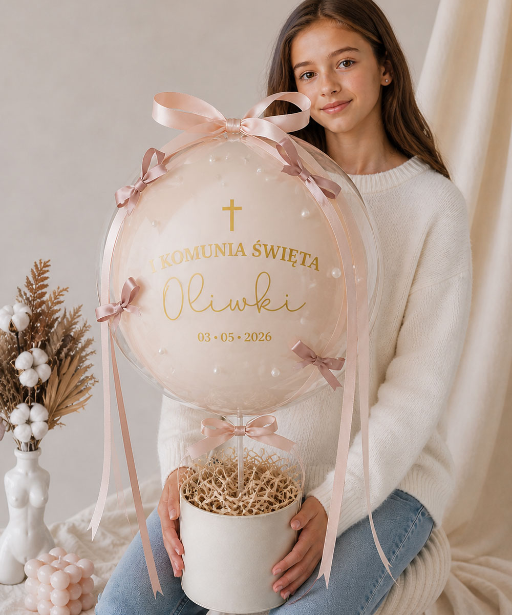 Kwiaty i balon w boxie beżowy prezent na komunię