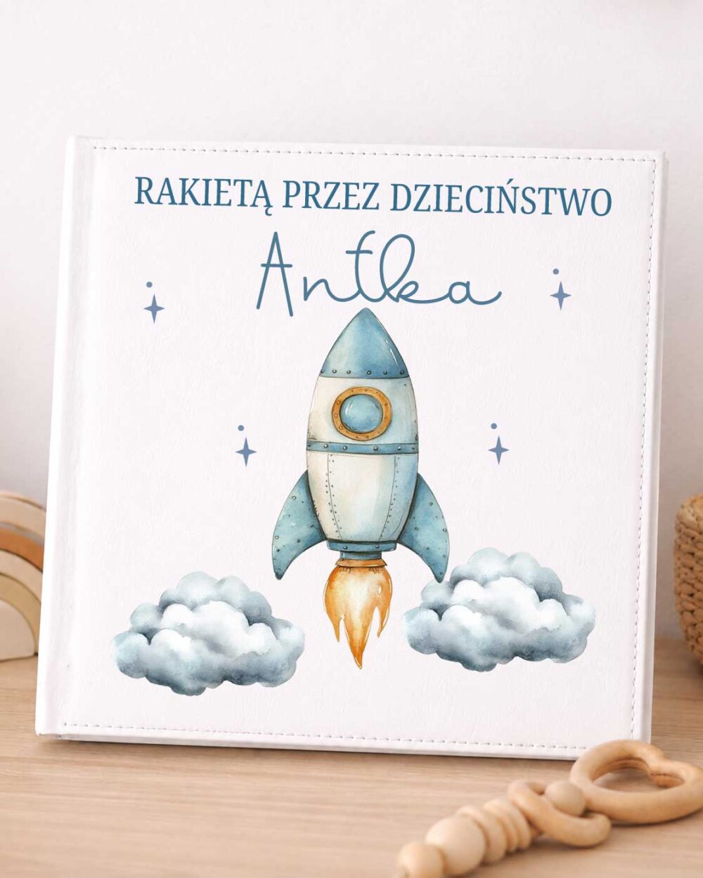 Pamiątkowy album na zdjęcia dla siostrzeńca z imieniem RAKIETA