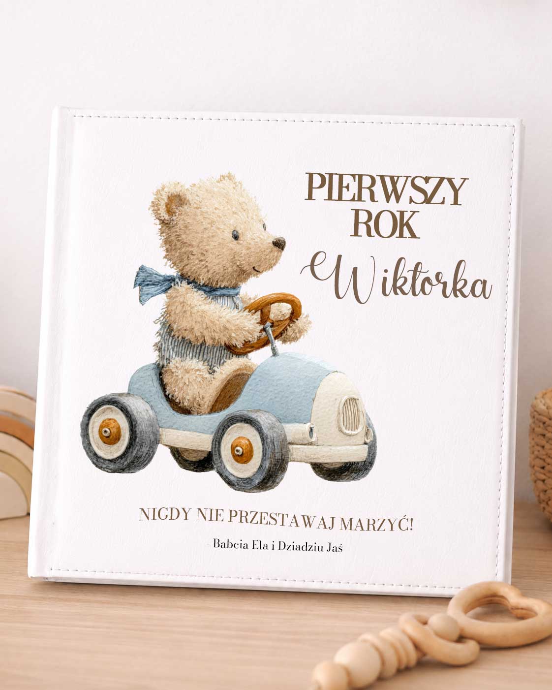 Personalizowany album wspomnień od narodzin do roczku Miś w autku