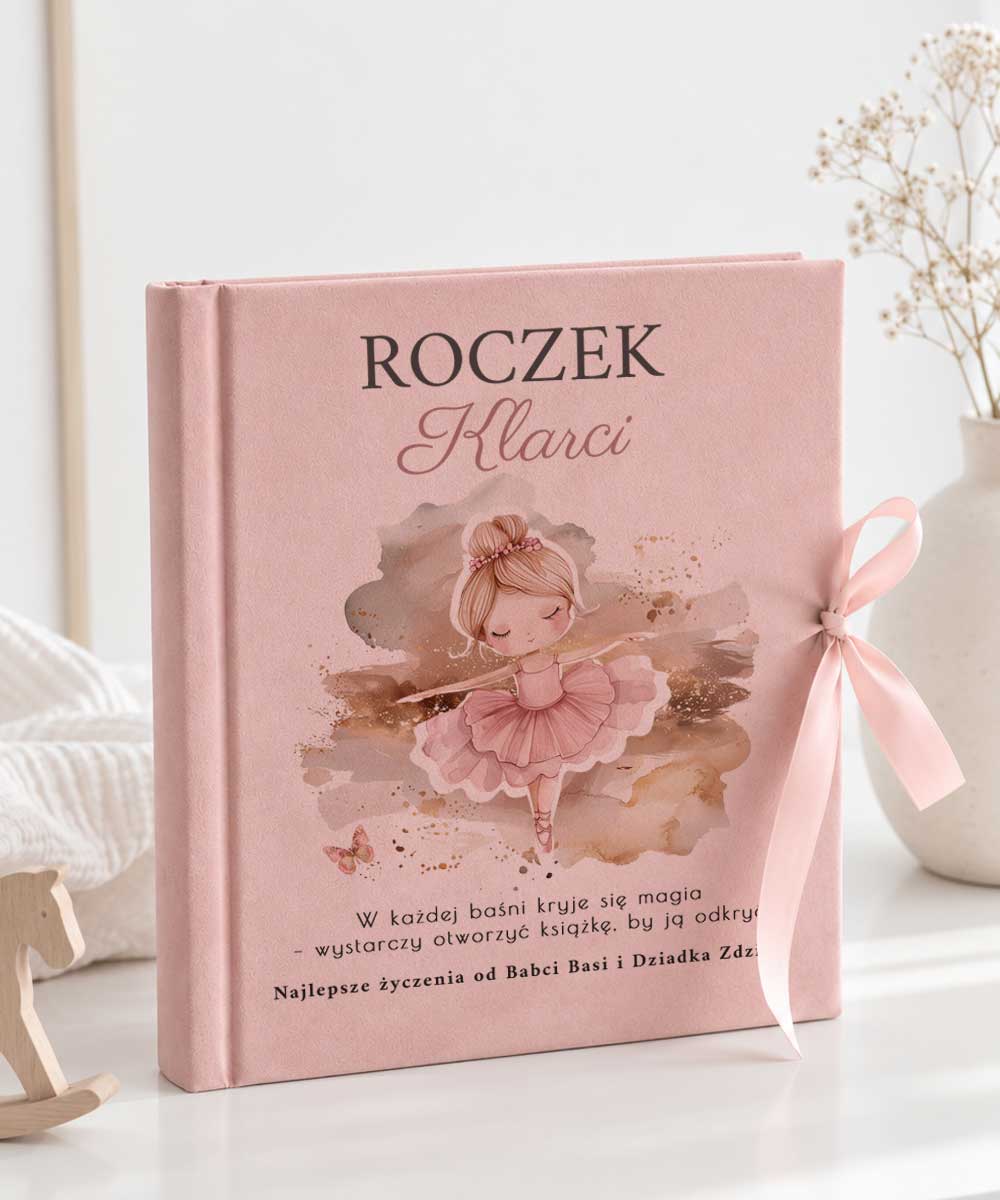Welurowy album na zdjęcia w kolorze różowym - praktyczny prezent na roczek